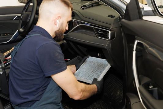 Warum entsteht ein muffiger Geruch im Auto?